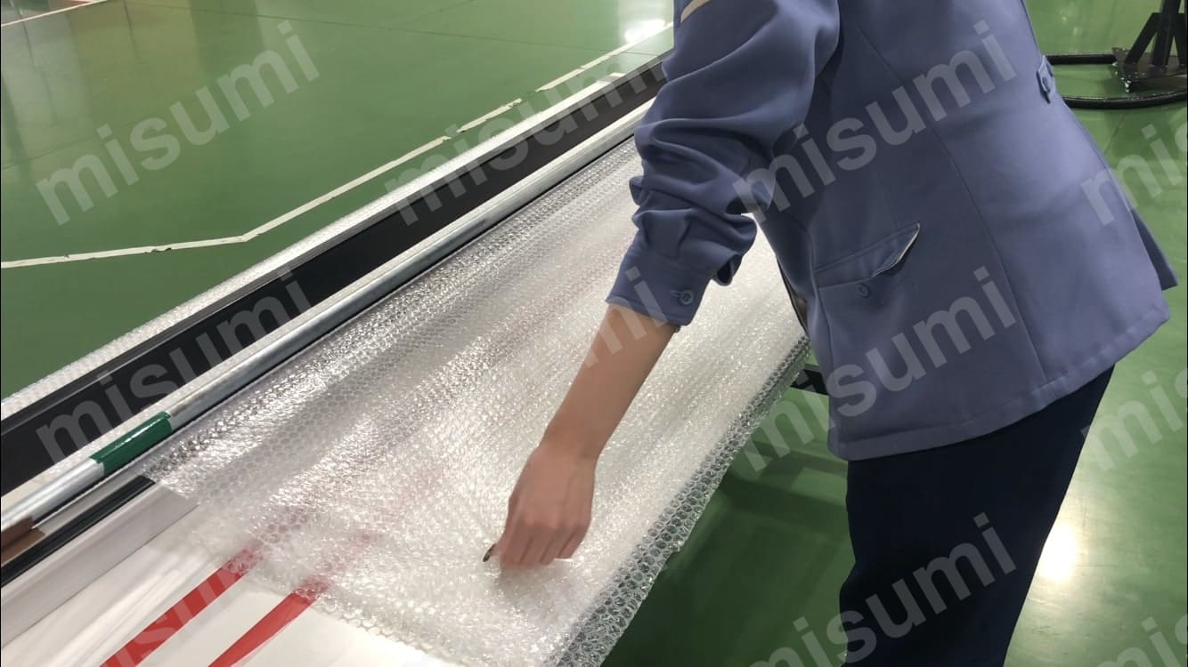 素手で梱包材をカット