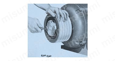 締めつけボルトを取り外す。