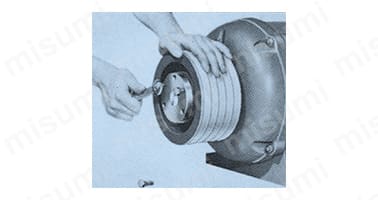 フランジ部の取り外し用のタップにボルトをねじ込む。