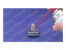 締付け部材にボルトを通します。 ボルトはねじ精度6g(2級)でねじ部先端に面取り加工がされている事を確認します。 焼き付き･かじり等を生じる場合は潤滑剤を使用します。