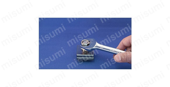 スパナなどの締付工具で締付ける。※締付けトルクは、上の表をご参考ください。