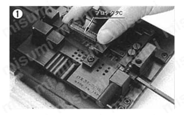 1.ガイドプレートを結線プレスにセットし、プロテクタCを治具にセットする。