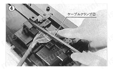 4.2枚目のケーブルをセットする。（ガイドプレートのケーブルクランプ（2）で2枚目のケーブルを固定する）