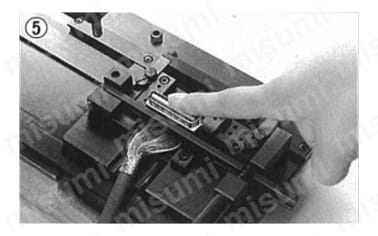 5.コネクタ本体をプロテクタに仮止めする。