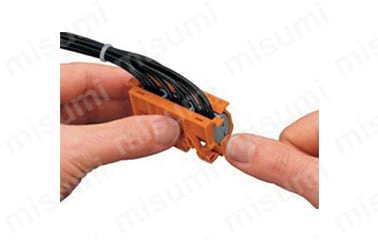 一体成型のロックでコネクタの横方向の固定が可能。
