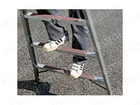 脚立に貼って安全対策に。
