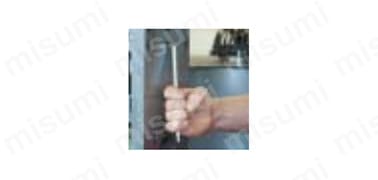 ショートヘッドと100°のアングルにより、狭い場所のネジをまわすことができる。 100°ベント角によりハンドルを握るクリアランスを確保。