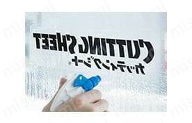 貼り場所をキレイに清掃後、全体に水をスプレーする まず、貼り場所をワイパーなどで綺麗に清掃する。その後、貼り場所とシート全体に水をスプレーする。 （中性洗剤を水に数滴入れておくと貼りやすい）