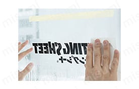 貼る位置を調整しながら、シートを貼りつける シートを滑らせながら貼る位置を調整していく。（滑りが悪い場合は、洗剤の量を増やす）