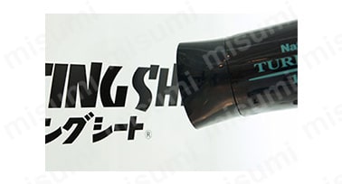 ドライヤーを使えば糊が柔らかくなり、はがしやすくなる 粘着力が強い場合や気温が低い時などは、シートにドライヤーで熱風を吹き付けると糊が柔らかくなり、はがしやすくなる。冷めたら再度熱風を吹き付けてスクレイパーで慎重にはがす。この作業を、ゆっくりと繰り返す。