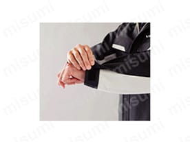 傷つけ防止ベルクロ仕様／カフスの調節はベルクロ仕様にしているため、突起物による傷つけの心配がない。