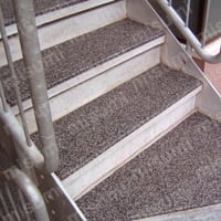 ノンスリップマット（外部階段用）  使用事例